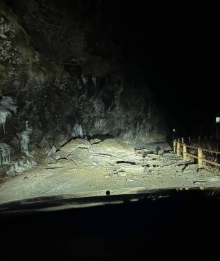Val Maira, distacco di rocce sulla strada tra Marmora e Canosio