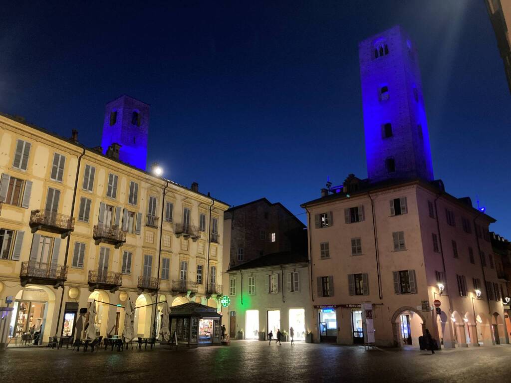 Ad Alba le torri di piazza Risorgimento si illuminano di blu per i diritti delle persone con disabilità