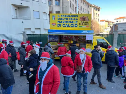 Biraghi di Cavallermaggiore al raduno dei Babbi Natale per i bimbi del Regina Margherita