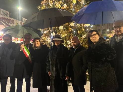 Alba ha acceso il suo albero di Natale con il ministro Maria Elisabetta Alberti Casellati