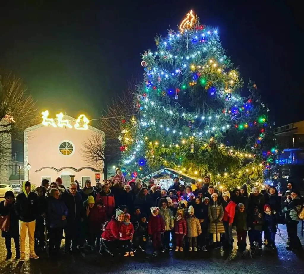 A Rifreddo accesi l’Albero di Natale e la Casa degli Elfi