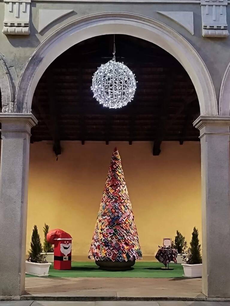 A Costigliole Saluzzo un albero di Natale interamente ricamato dai cittadini