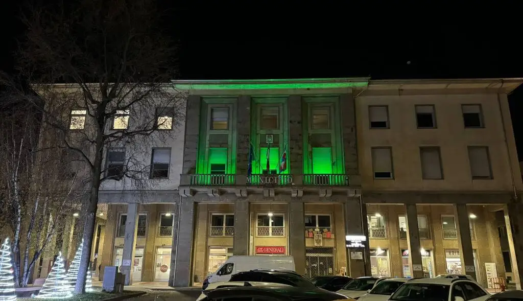 Il Municipio di Verzuolo si illumina di verde speranza per le persone scomparse