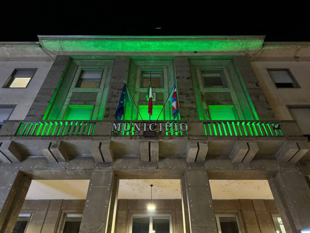 Municipio di Verzuolo illuminato di verde per la Giornata dedicata agli scomparsi