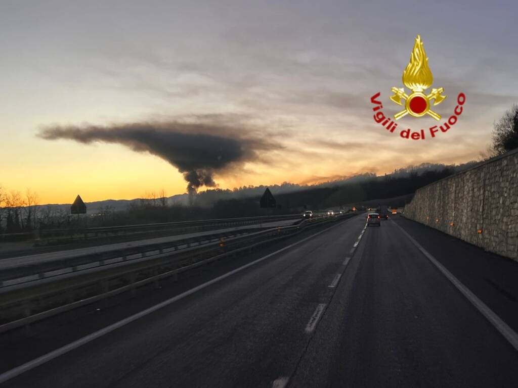 Autoarticolato in fiamme sull’A6 tra i caselli di Vicoforte e Niella Tanaro
