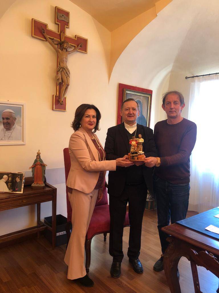 Consegnata al vescovo di Saluzzo la statuina del presepe simbolo di artigiani e agricoltori
