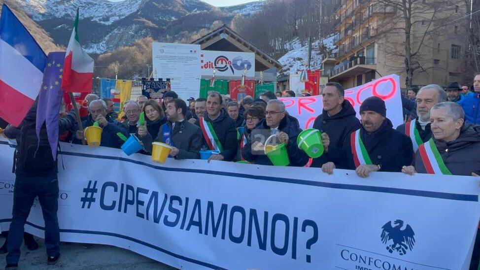 Limone Piemonte, #cipensiamonoi?: manifestazione di Confcommercio Cuneo su ritardo apertura Tunnel di Tenda