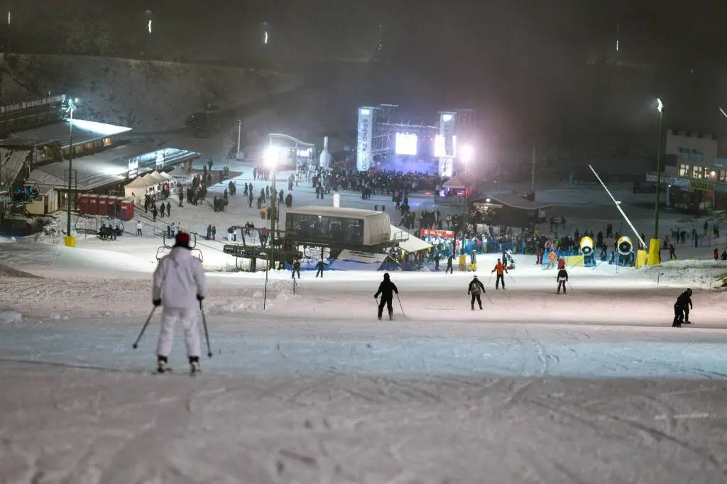 Prato Nevoso, vacanze di Natale sempre in pista: impianti aperti dalle 8 alle 18, sci notturno ogni sera