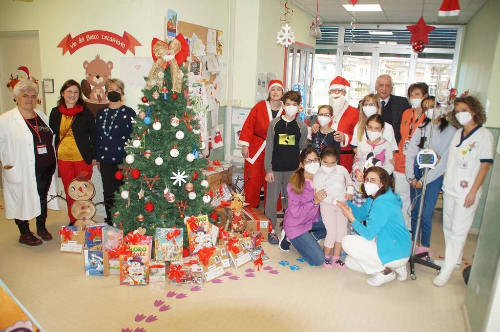 Babbo Natale consegna regali ai bambini dell’Ospedale Santa Croce