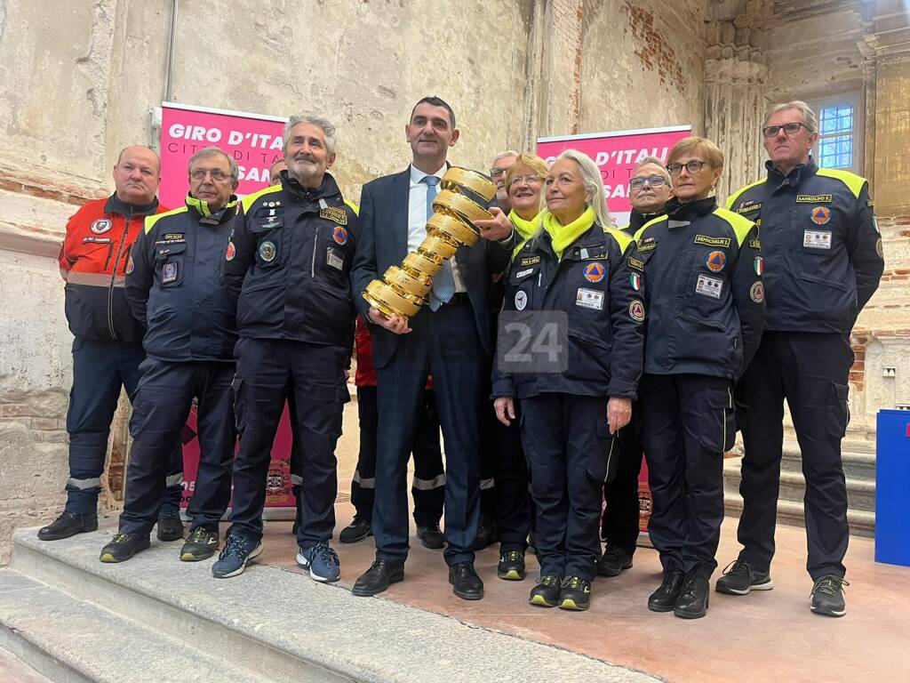 A Fossano il "Trofeo senza fine" del Giro d'Italia - LE IMMAGINI