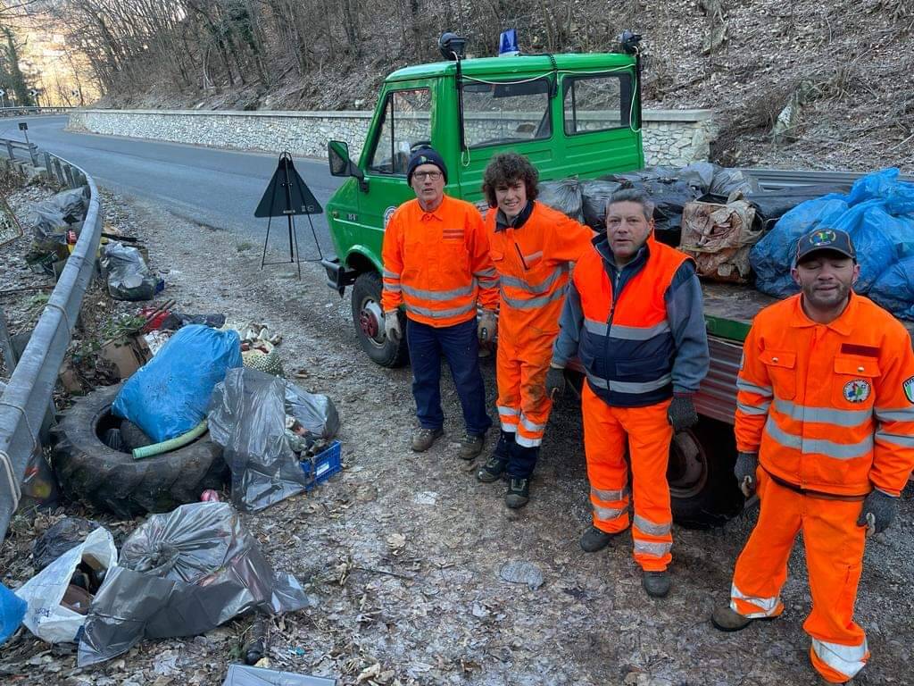 Chiusa Pesio, la squadra Aib pulisce la strada provinciale