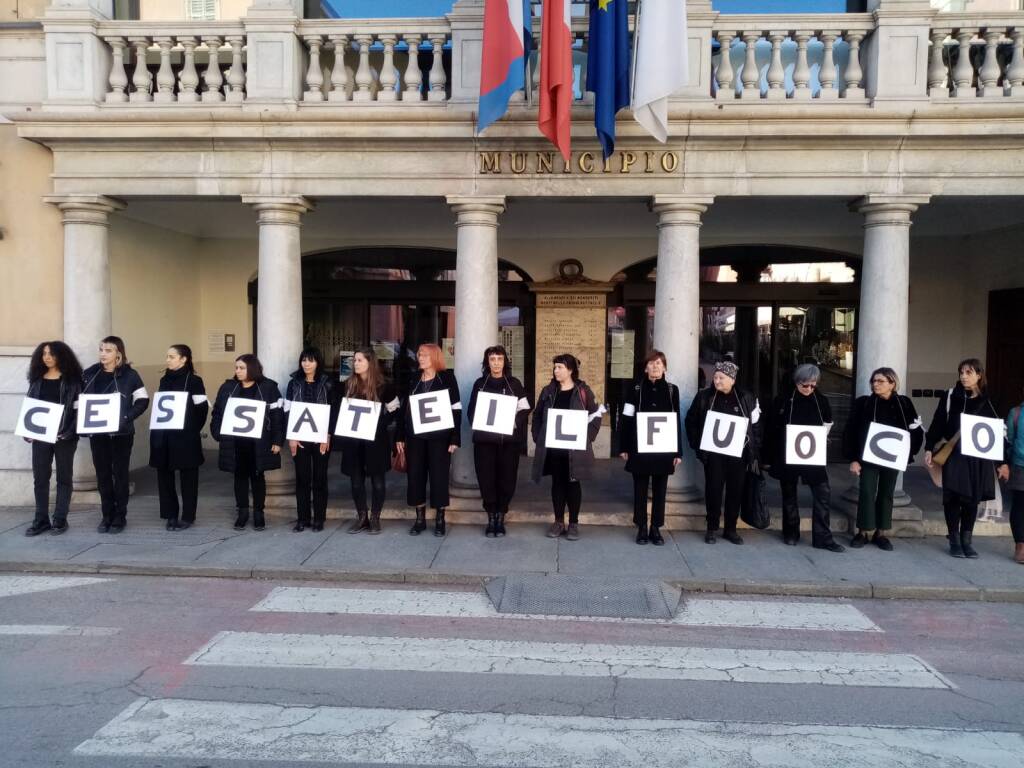 "Cessate il fuoco!": a Mondovì il flash-mob di Donne in cammino per la pace