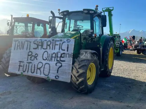 A Cuneo la protesta degli agricoltori in trattore sulle strade del capoluogo
