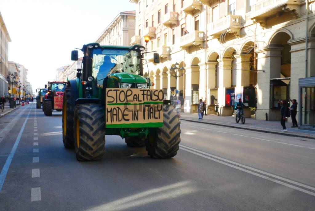 La protesta degli agricoltori coi trattori sulle strade di Cuneo - LE IMMAGINI