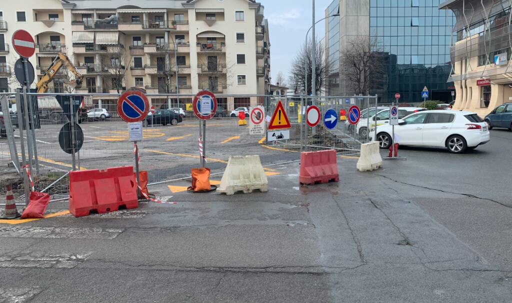 In piazza Schiaparelli a Savigliano 40 parcheggi bianchi durante i lavori di riqualificazione - LE IMMAGINI