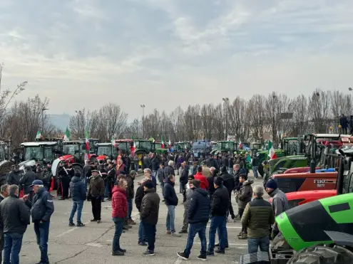 Gli agricoltori sfilano sui trattori ad Alba: “situazione ormai insostenibile”