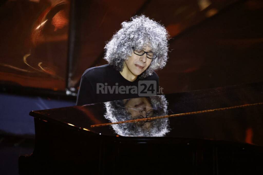 Sanremo2024, standing ovation dell’Ariston per il ritorno sul palco del maestro Giovanni Allevi