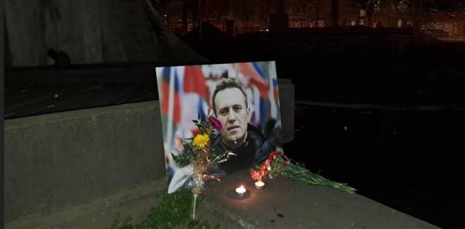 Italia Viva Cuneo onora Alexei Navalny di fronte al Monumento della GIustizia di Saluzzo