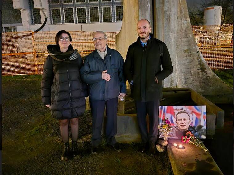 Italia Viva Cuneo onora Alexei Navalny di fronte al Monumento della GIustizia di Saluzzo