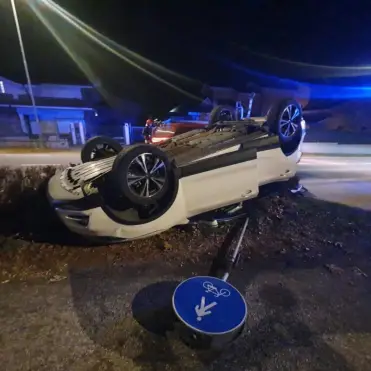 Boves, auto si cappotta in via Cuneo dopo un incidente stradale