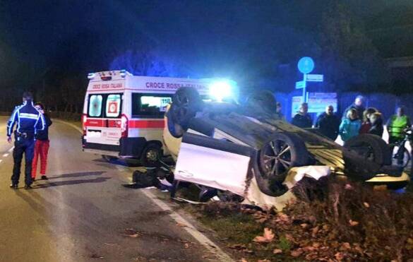 Boves, auto si cappotta in via Cuneo dopo un incidente stradale