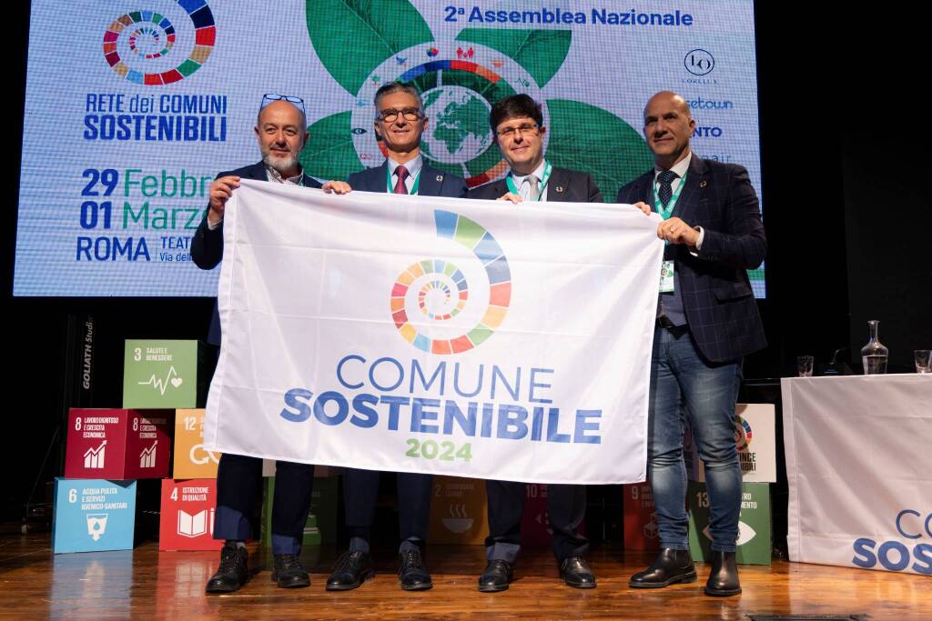 Assessori Alessandro Spedale (piano strategico) e Gianfranco Demichelis (ambiente) ricevono la bandiera “Comune sostenibile” – II Assemblea nazionale della Rete dei Comuni Sostenibili, Roma 2 marzo 2024