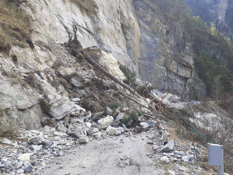 Nuovo consistente distacco di materiale roccioso sulla strada provinciale del Vallone di Elva
