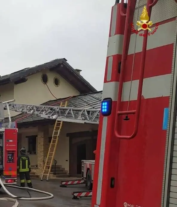 Beinette, principio di incendio al tetto di un’abitazione