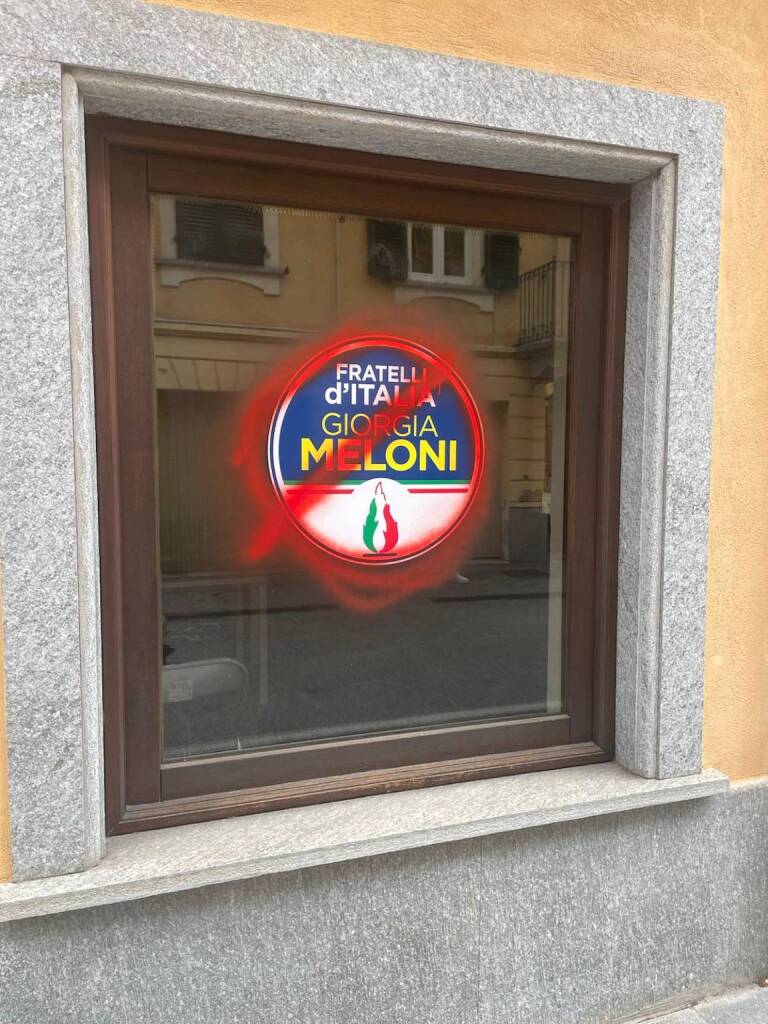 sede fratelli d'italia fossano vandalizzata