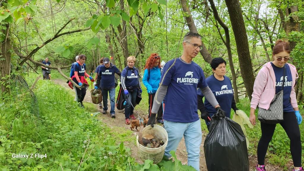 La raccolta dei rifiuti lungo il Sentiero delle Coccinello da parte del gruppo di Cuneo Plastic Free - LE IMMAGINI