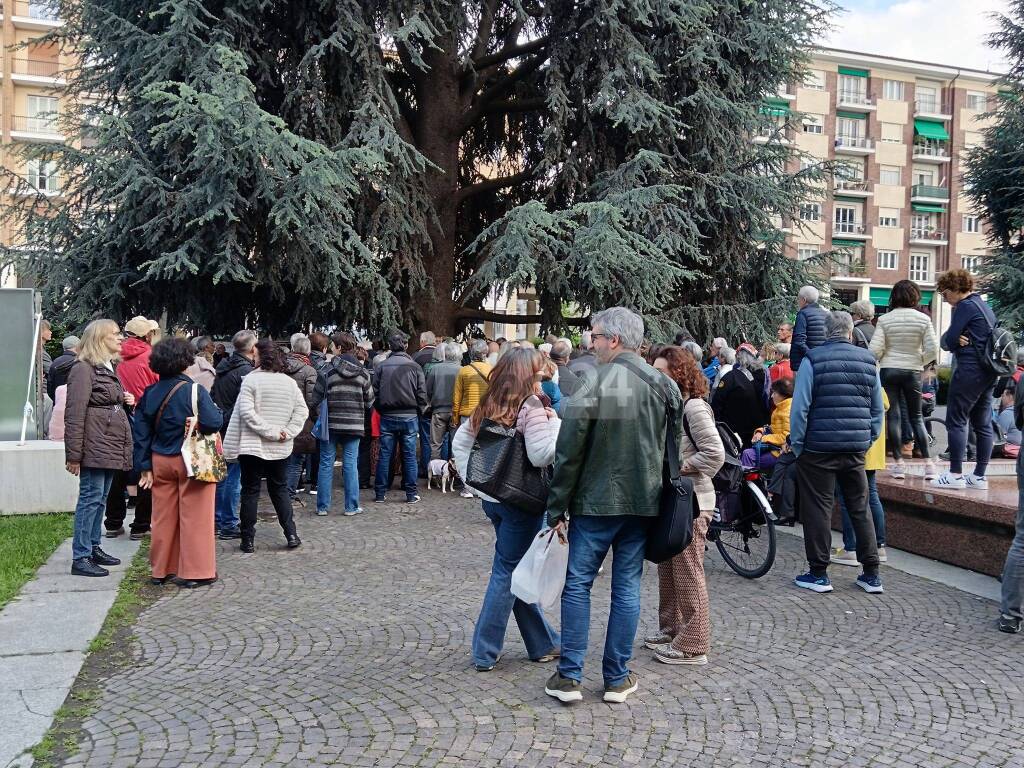 Cuneo, manifestazione in difesa dei cedri di piazza Europa