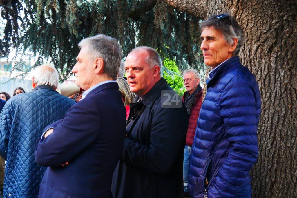 Cuneo, manifestazione in difesa dei cedri di piazza Europa