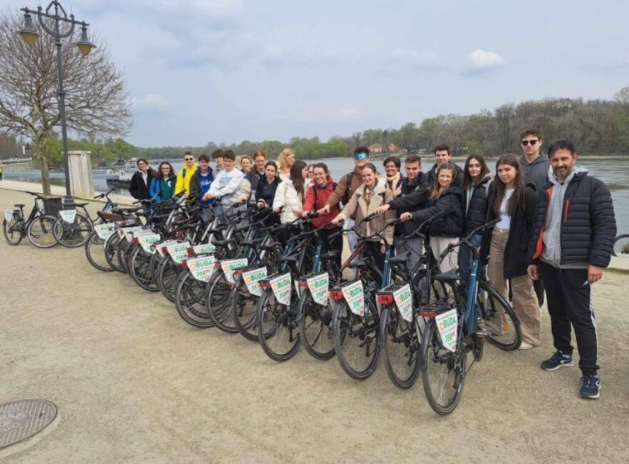 Foto  di gruppo a Szentlélek, nel corso della pedalata lungo il Danubio Progetto Erasmus del Vallauri in Ungheria