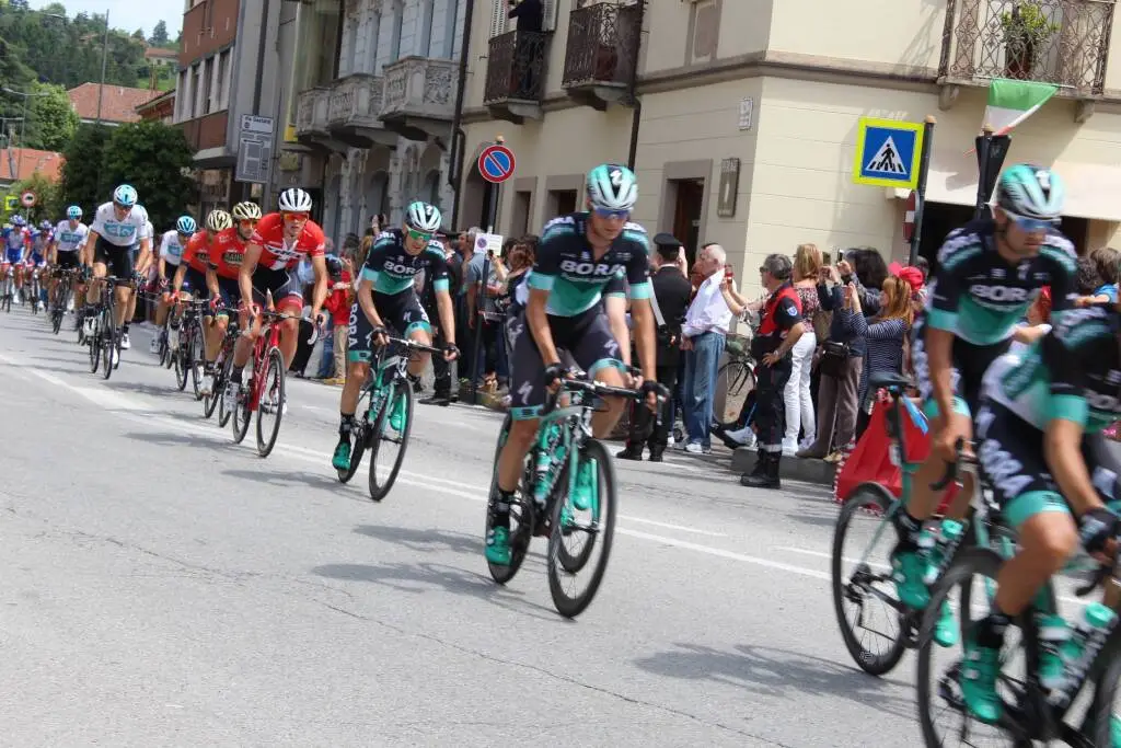 Ad Alba passa il Giro d’Italia: come cambia la viabilità