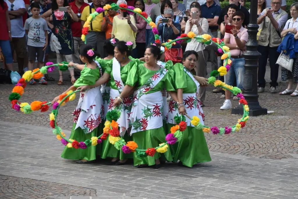 A Savigliano la festa religiosa filippina di Flores de Mayo e Santacruzan
