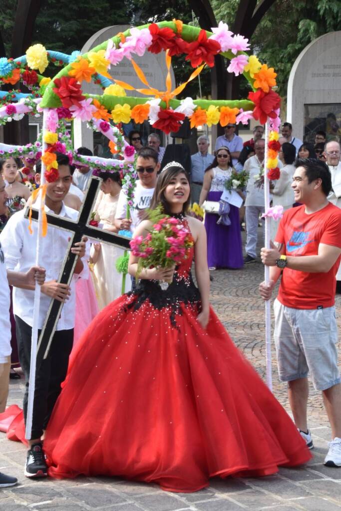 La festa religiosa filippina di Flores de Mayo e Santacruzan - LE IMMAGINI