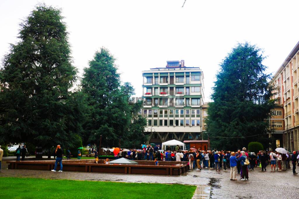 Cuneo, in piazza Europa "I cedri rimangono" - LE IMMAGINI DELLA MANIFESTAZIONE