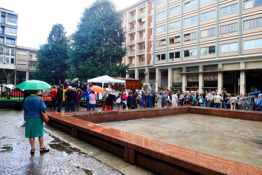 Cuneo, in piazza Europa &#8220;I cedri rimangono&#8221; &#8211; LE IMMAGINI DELLA MANIFESTAZIONE