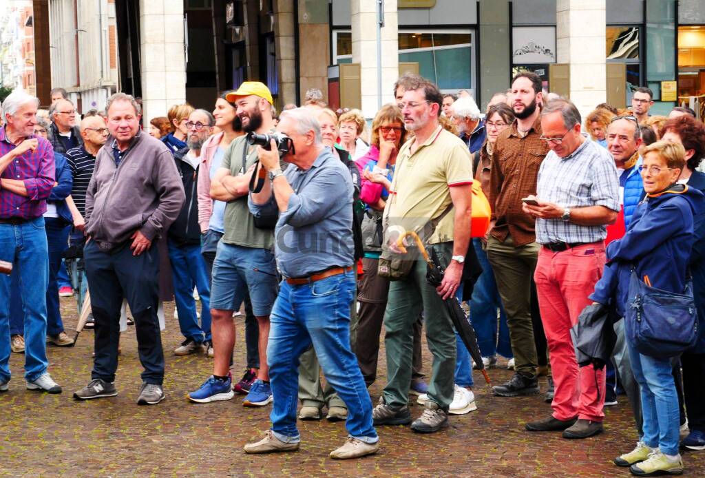 Cuneo, in piazza Europa &#8220;I cedri rimangono&#8221; &#8211; LE IMMAGINI DELLA MANIFESTAZIONE