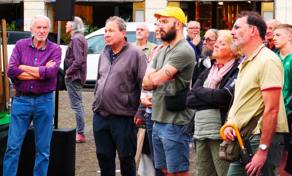 Cuneo, in piazza Europa &#8220;I cedri rimangono&#8221; &#8211; LE IMMAGINI DELLA MANIFESTAZIONE