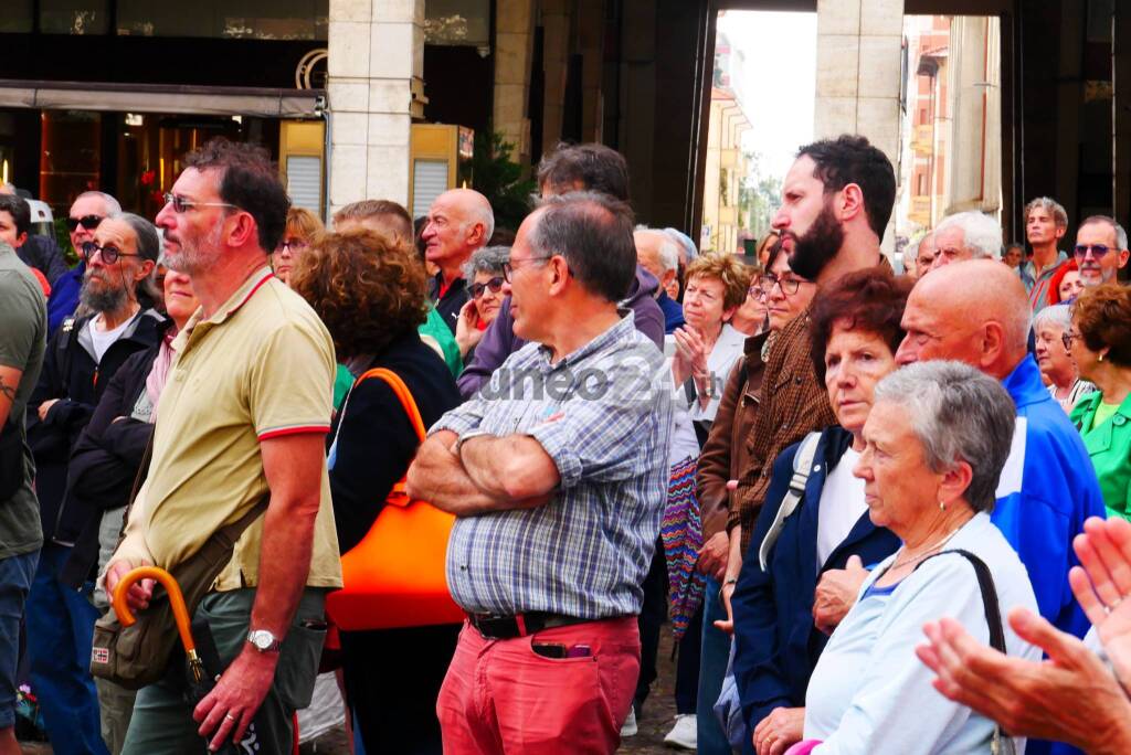 Cuneo, in piazza Europa &#8220;I cedri rimangono&#8221; &#8211; LE IMMAGINI DELLA MANIFESTAZIONE