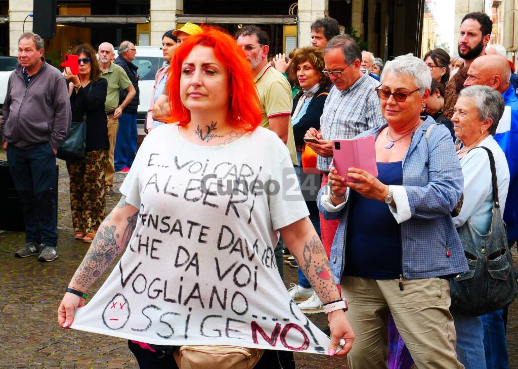 Cuneo, in piazza Europa &#8220;I cedri rimangono&#8221; &#8211; LE IMMAGINI DELLA MANIFESTAZIONE