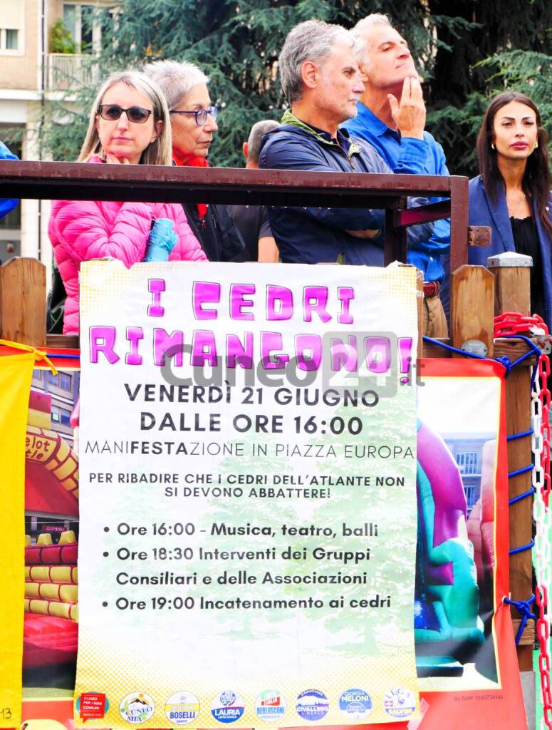 Cuneo, in piazza Europa &#8220;I cedri rimangono&#8221; &#8211; LE IMMAGINI DELLA MANIFESTAZIONE