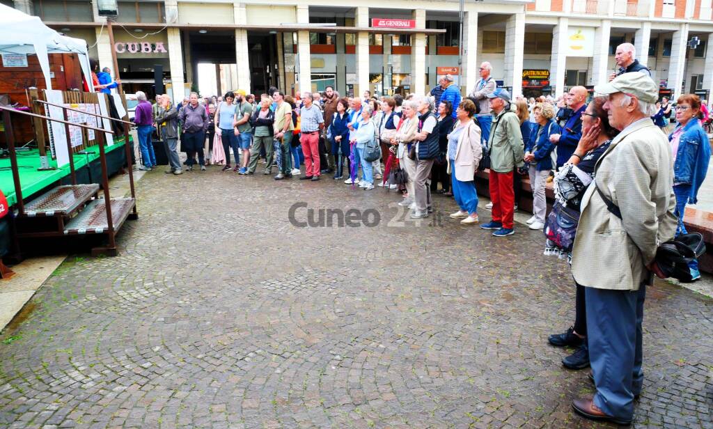 Cuneo, in piazza Europa &#8220;I cedri rimangono&#8221; &#8211; LE IMMAGINI DELLA MANIFESTAZIONE