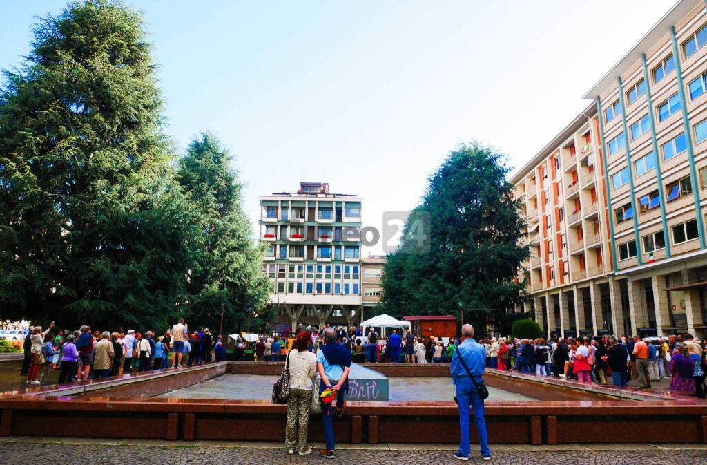 Cuneo, in piazza Europa &#8220;I cedri rimangono&#8221; &#8211; LE IMMAGINI DELLA MANIFESTAZIONE