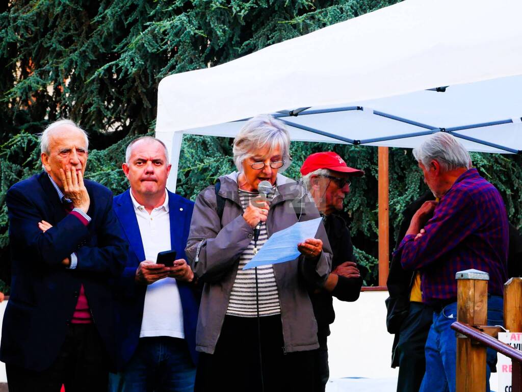 Cuneo, in piazza Europa &#8220;I cedri rimangono&#8221; &#8211; LE IMMAGINI DELLA MANIFESTAZIONE