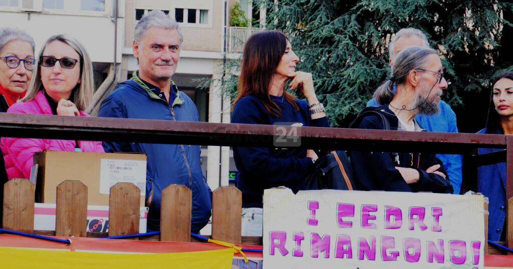 Cuneo, in piazza Europa &#8220;I cedri rimangono&#8221; &#8211; LE IMMAGINI DELLA MANIFESTAZIONE