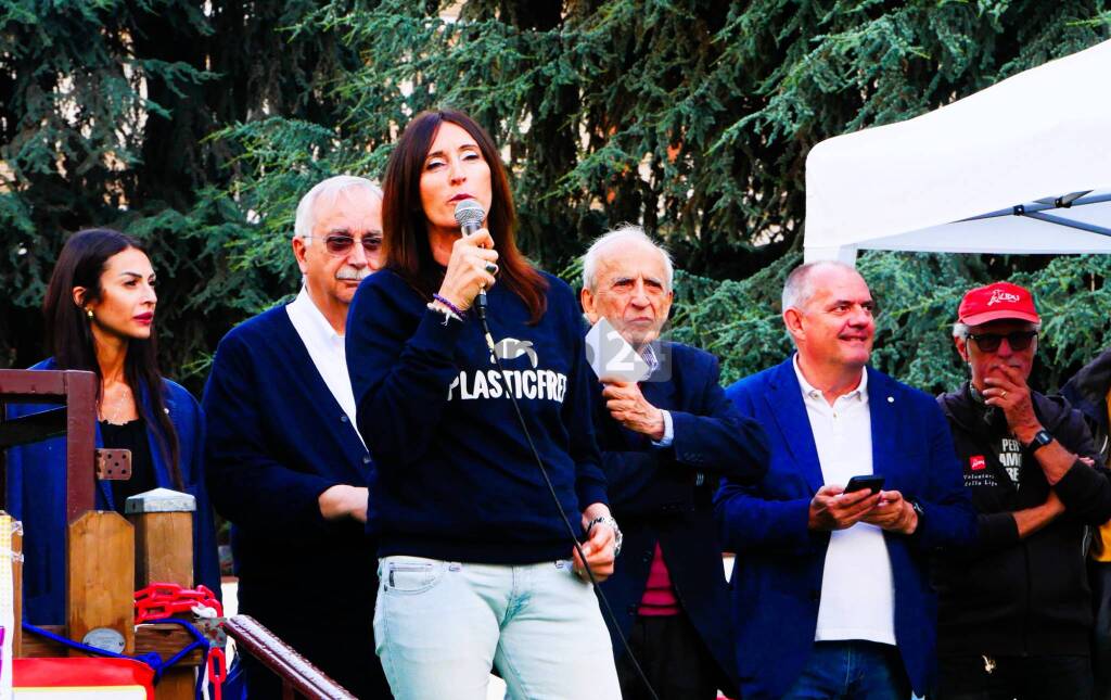 Cuneo, in piazza Europa &#8220;I cedri rimangono&#8221; &#8211; LE IMMAGINI DELLA MANIFESTAZIONE