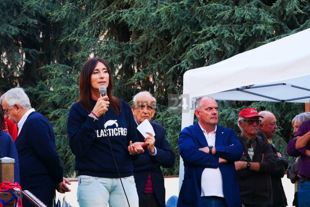 Cuneo, in piazza Europa &#8220;I cedri rimangono&#8221; &#8211; LE IMMAGINI DELLA MANIFESTAZIONE