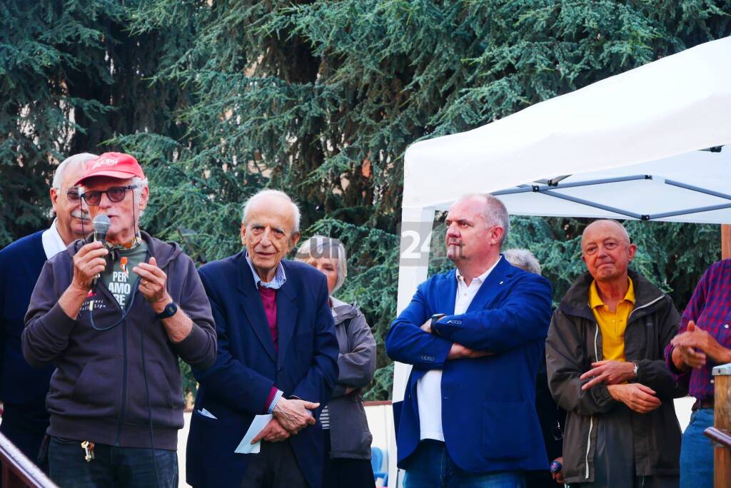 Cuneo, in piazza Europa &#8220;I cedri rimangono&#8221; &#8211; LE IMMAGINI DELLA MANIFESTAZIONE